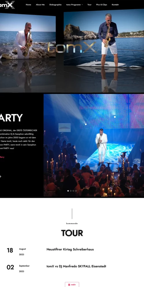Saxophonist tomX tritt an verschiedenen Orten auf, darunter eine Bühne und eine Meereskulisse.
